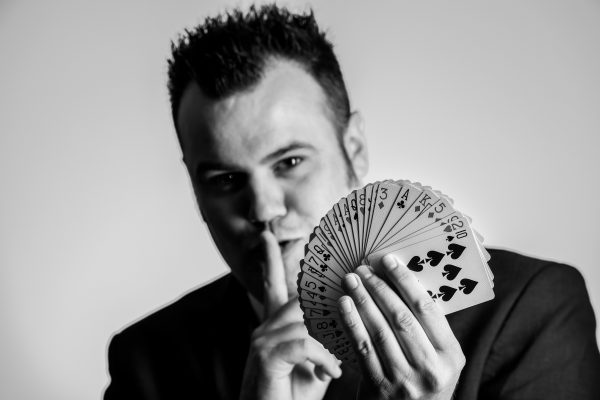 Mix and mingle magician available to hire