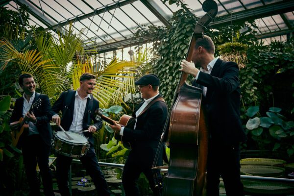 wedding-luxury--roaming-band-mighty-fine-events – live-entertainment