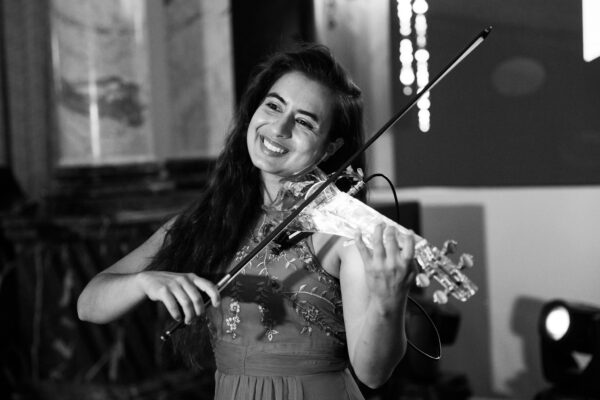 Naomi - Violinist available to hire for weddings, corporate events and private parties