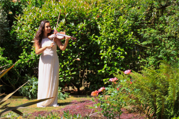 Naomi - Violinist available to hire for weddings, corporate events and private parties
