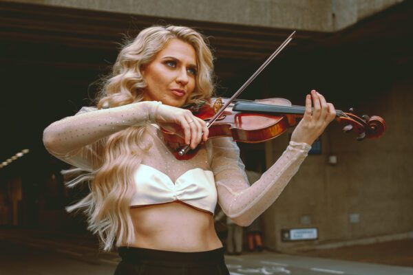 wedding-female-violin-player-for-weddings-mighty-fine-events-luxury-live-entertainment