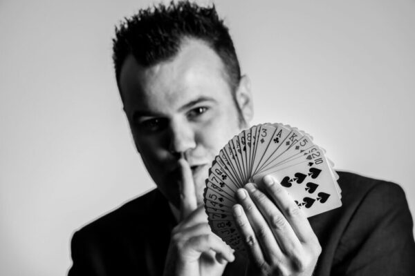 mix-and-mingle-magician-for-wedding-mighty-fine-events -fun-entertainment