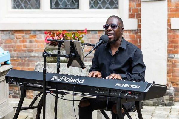 professional-wedding-pianist-and-singer-buckinghamshire-mighty-fine-events-luxury-live-entertainment