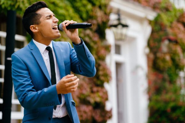 professional-rnb-wedding-singer-with-band-mighty-fine-events – luxury-wedding-entertainment