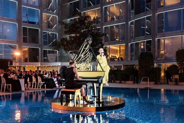 female-pianist-for-weddings-mighty-fine-events-luxury-live-entertainment